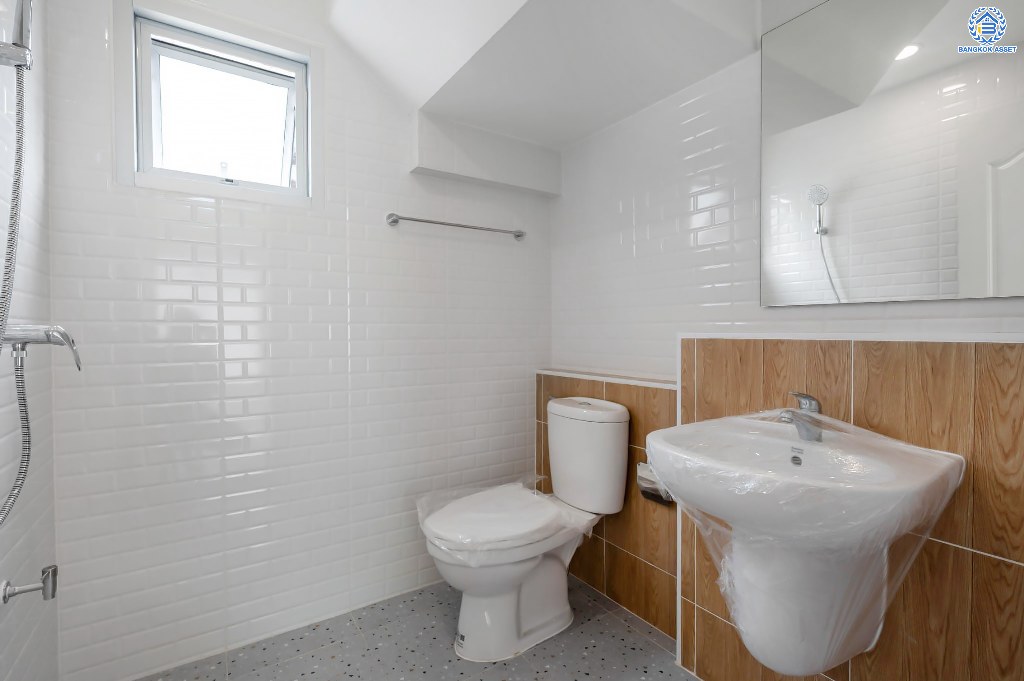 บ้านมือสองตกแต่งใหม่ โครงการ พฤกษ์ลดา พุทธสาคร หลังริม เนื้อที่ 54.50 ตร.ว. ฟังก์ชัน 3 ห้องนอน 2 ห้องน้ำ 2 ที่จอดรถ สภาพแวดล้อมโครงการร่มรื่น บนทำเลเดินทางสะดวก ติดถนนพุทธสาคร เชื่อมต่อถนนเพชรเกษม ถนนพุทธมณฑลสาย4 ถนนบรมราชชนนี ใกล้รถไฟฟ้าสายสีน้ำเงิน "สถานีหลักสอง"